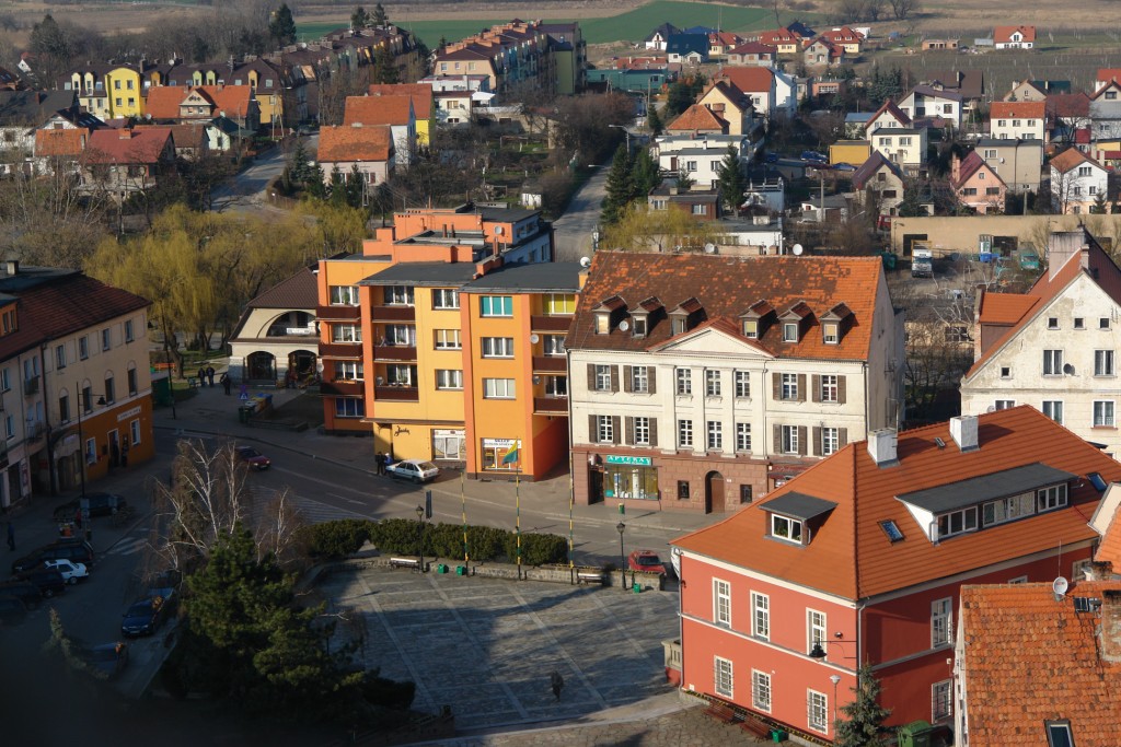 rynek w Sobótce, budynek w prawym dolnym rogu to Urząd Miasta i Gminy