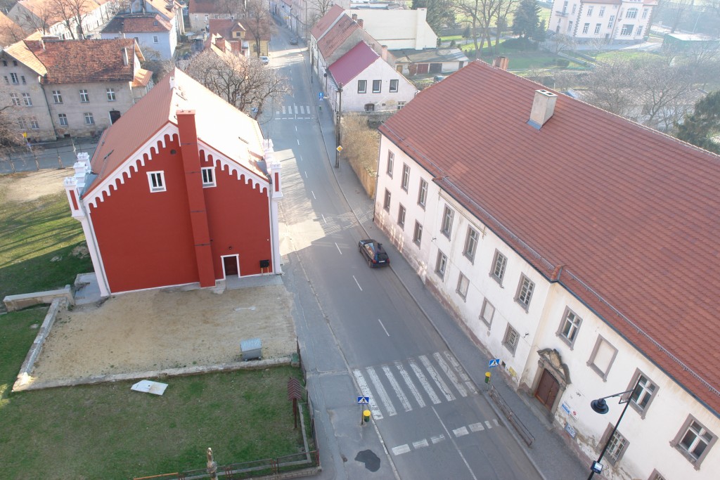 ul. św.Jakuba; po prawej stronie ulicy plebania