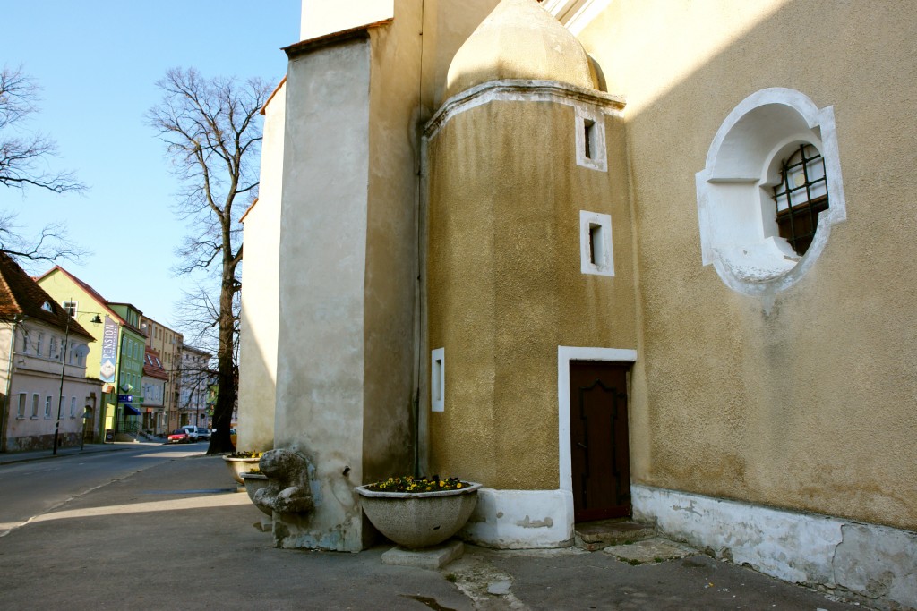kościół św.Jakuba; widoczny wmurowany przy wejściu romański lew