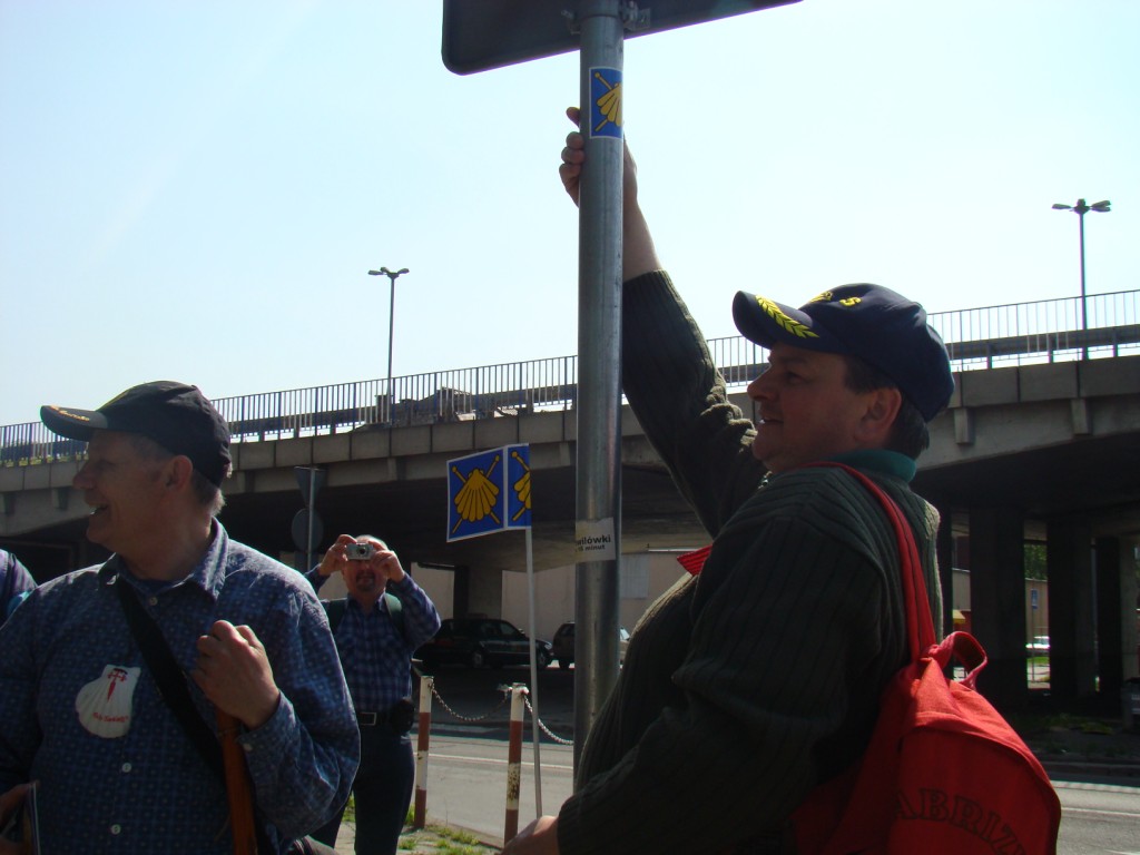 Helmut Starosta z Dobrzeńskiego GOKu znakuje szlak.