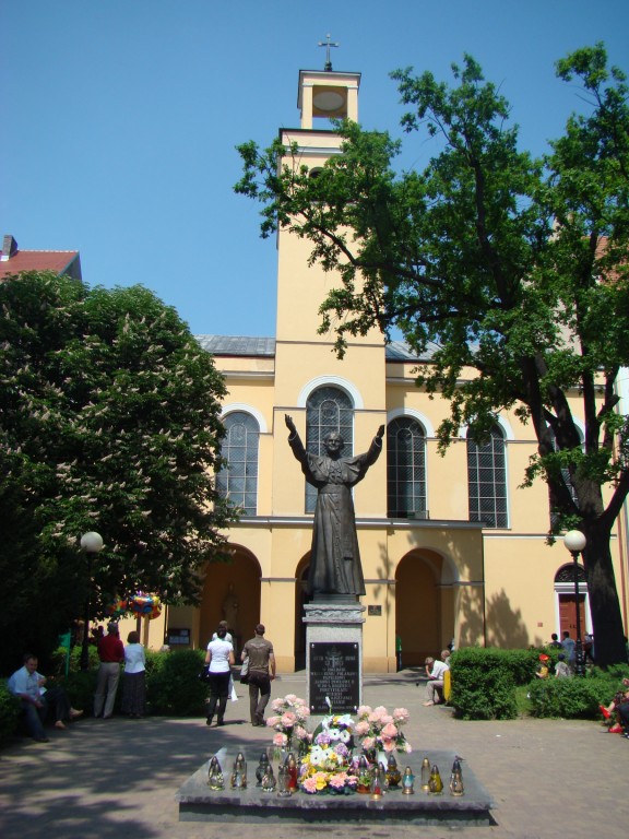 jeden z dwóch identycznych pomników Papieża w Oławie